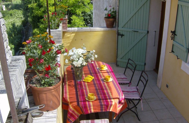 Air-conditioned country cottage with wifi and shaded terrace facing the Luberon