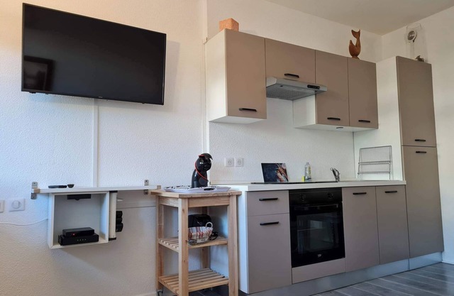 Air-conditioned ground floor with terrace, between beach and port. Pets allowed