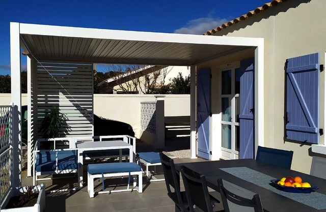 Air-conditioned villa 50 metres from the sea, WIFI