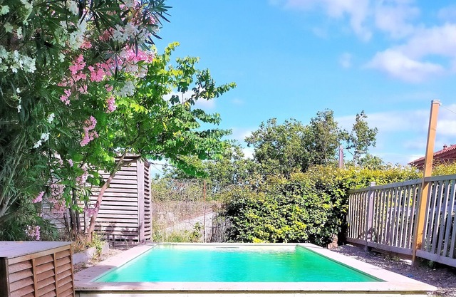 Air-conditioned winegrower's house with swimming pool, view of the old salt marshes