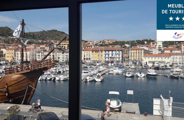 Air-conditioned furnished holiday home + parking lot opposite PORT-VENDRES marina