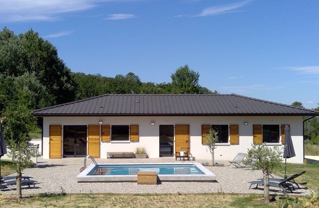 AIR-CONDITIONED HOUSE IN AIGUEZE WITH SWIMMING POOL SLEEPS 2 TO 6 GORGES DE L' ARDECHE