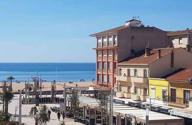 Air-conditioned studio, balcony, near beach and shops