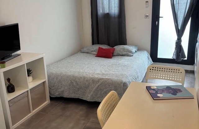 Air-conditioned studio adjoining villa