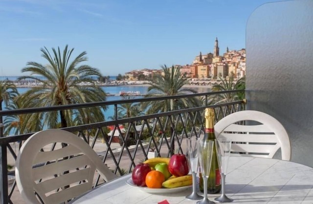 Air-conditioned studio with sea-facing terrace in Menton