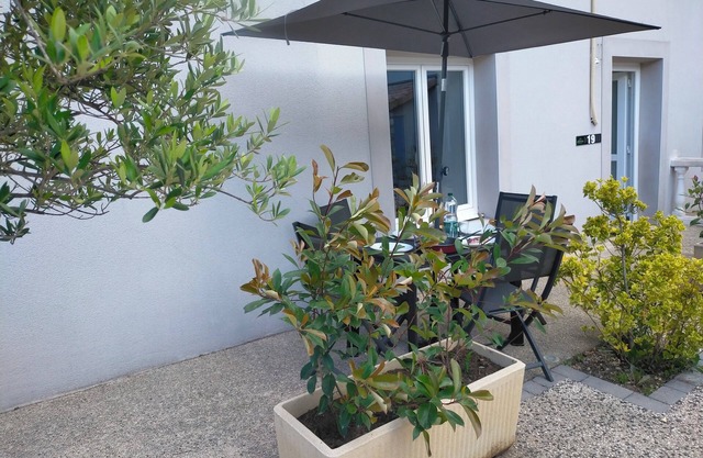 Air-conditioned T1 bis with terrace, swimming pool and secure parking.