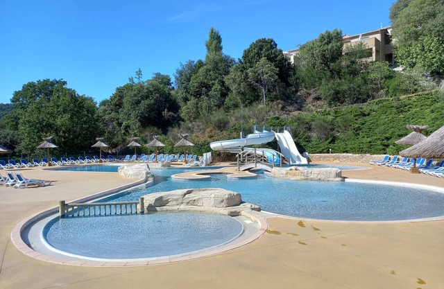 Air-conditioned T3 house with pool, pets allowed, parking