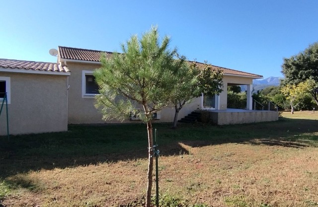 Air-conditioned VILLA 10 minutes' drive from the sea. Enclosed garden 1000m2 with trees