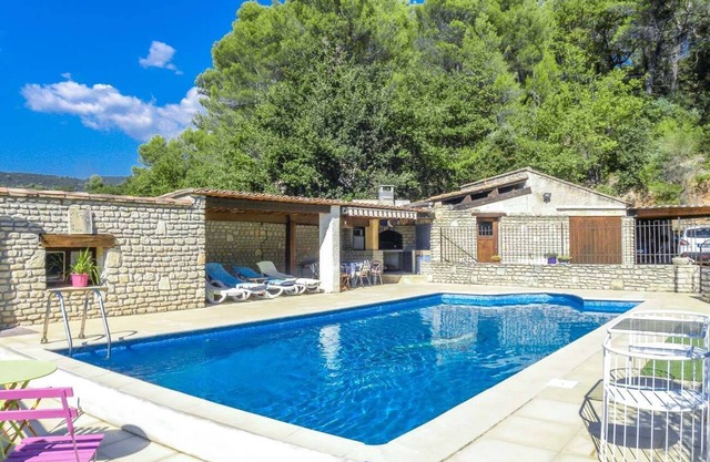 Air-conditioned villa in the Luberon countryside, with fenced pool, pets allowed (2).