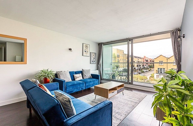 Airy 2-Bedroom Flat with Balcony