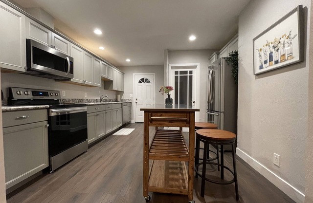 Airy Modern 2BR/2BA - Parking + Laundry + Sleep 6