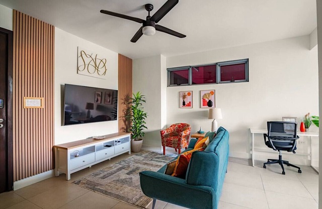 Airy modern apartment king bed w/pool