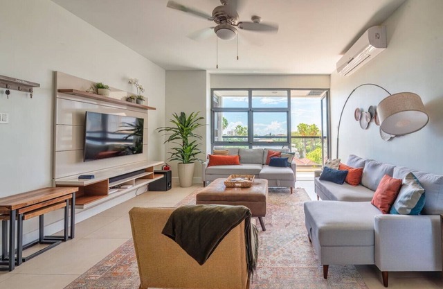 Airy & modern condo with AC Gym and roof top pool