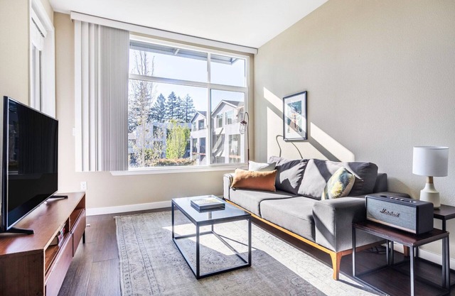 Airy Mountain View 2BR w/Gym, Pool, BBQ, walk to Caltrain, by Blueground