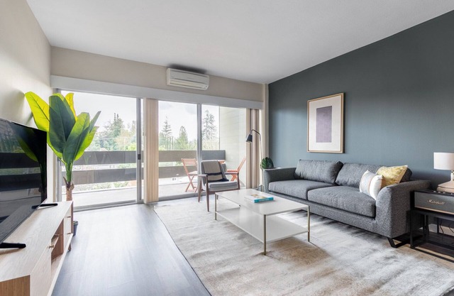 Airy Palo Alto 1BR w/Pool, Fitness Center, nr. SU, by Blueground