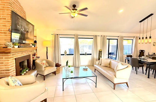 Ajijic Modern 1 King Bedroom Unit-Walk To Everything -Bikes-Gym-Pickleball Court