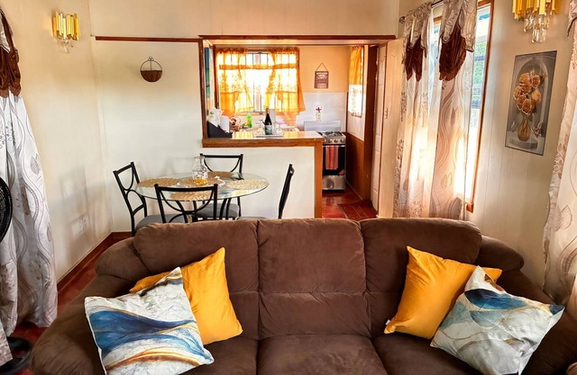 AJs Cottage EscapenCharming 1-bedroom cottage with WiFi & AC outside St Johns