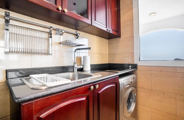 Al Hamra Beachfront 1BR – Sea View, Pool, Gym & Marina Access