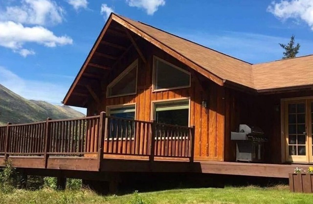 Alaska Mountain Lodge & Wedding Venue! Day Trips Offered Near Anchorage
