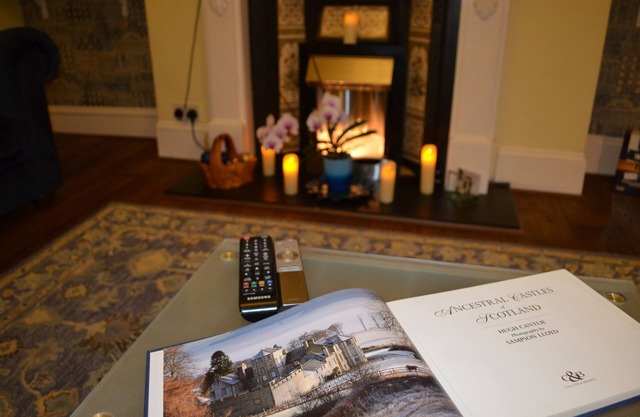 Alastrean Apartment. Large flat, cosy & warm w/3 beds, 2 bath, free parking