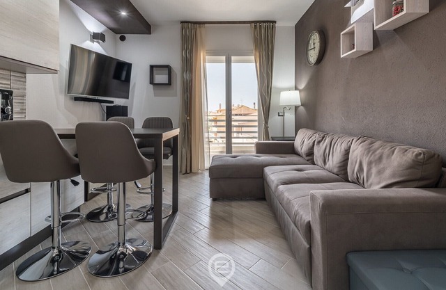 Alba's Apartment 💎 WiFi + Private Parking - Q7642