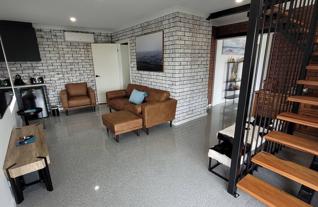 Albany Hillview. Views of ocean, harbour and range