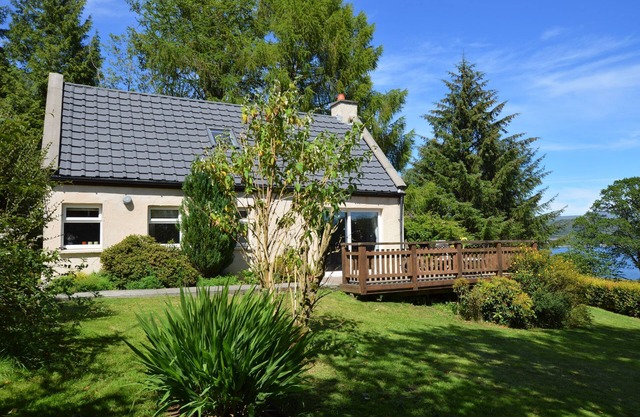 Alder Cottage, country location near Dunoon, loch views