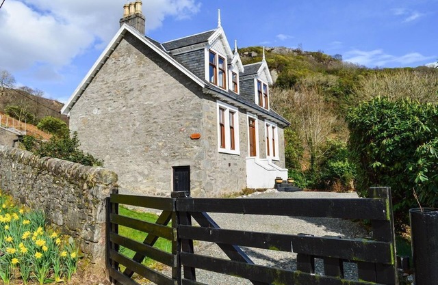 Aldersyde Villa, sea views, wood-burner, games room, pet friendly, sleeps 8