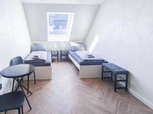 ALFA Stuttgart Doppelzimmer Teeküche Porsche Bosch l Gemeinschaftsbad WIFI SmartTV l Double room with kitchenette and shared bathroom BS21A8