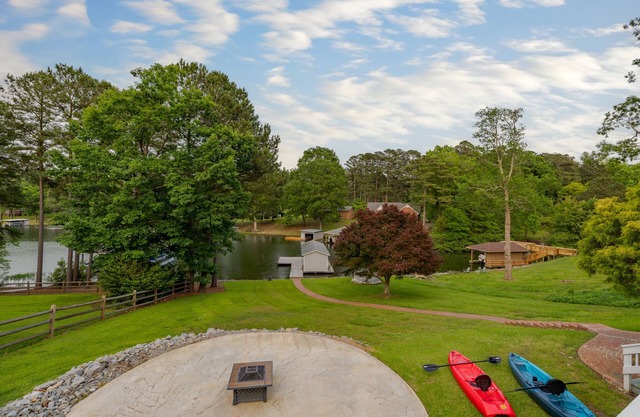 All the comforts of home in a gorgeous, relaxing lakefront home