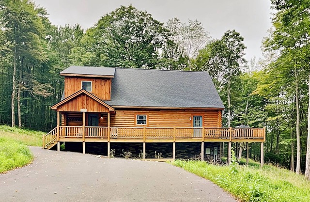Almost Eden | Hot Tub, 5 Mins to Skiing + Golf