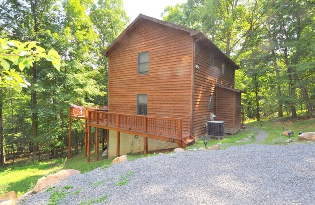 Almost Heaven - Grill, 3 kings, wifi, deck, pool access, hiking, wood stove