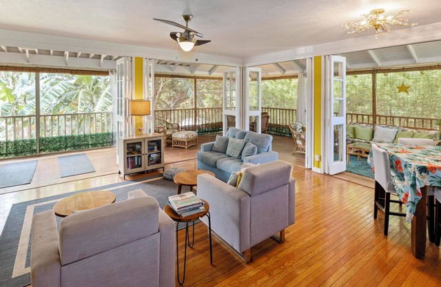 Aloha Getaway: Luxe Beachfront 3bdm/2bth house - best Molokai white sand beaches