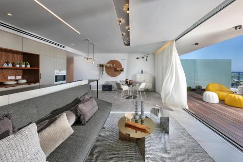 Alonas Apartments Beachfront Apartment