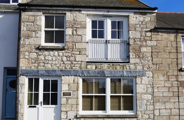 ALPEN ROSE COTTAGE, pet friendly, with a garden in Easton Portland