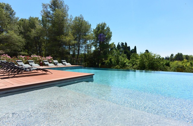 Alpilles Luberon, air conditioning, heated pool, 9 bedrooms 7 bathrooms