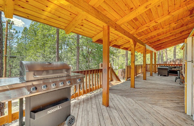 Alpine Cabin w/Deck: 3 Mi to Luna Lake!