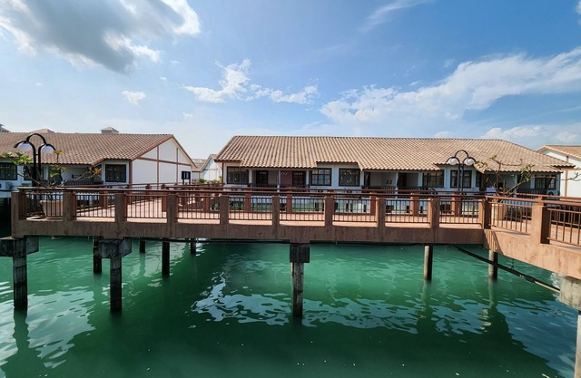 Alpine LXPD Full Seaview Water Chalet