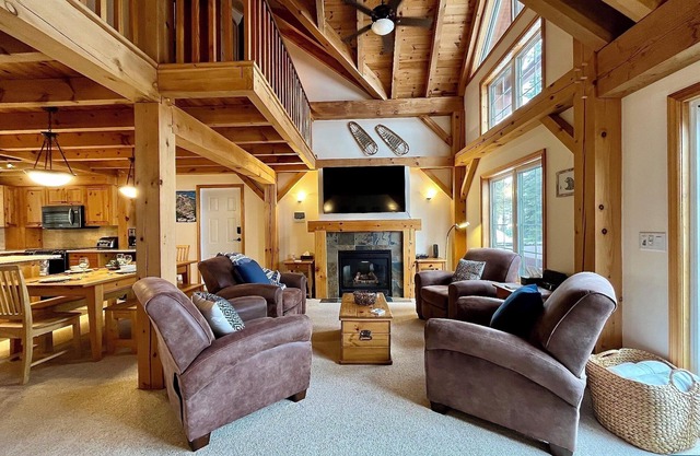 Alpine Timber Luxury Chalet w/Hot Tub