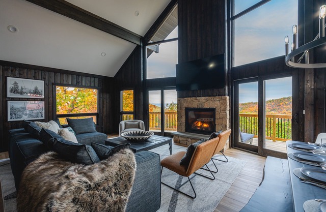 Alpine Vista- One of the best views- Brand New Renovations -3 King Beds!