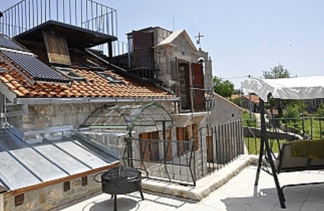 Altes Steinhaus auf offenerSeeseite von Lustica mit Garten, ruhige Lage