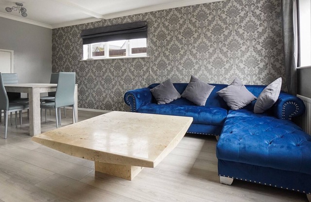 ALTIDO Spectacular 4-bed house w/ Patio & Parking