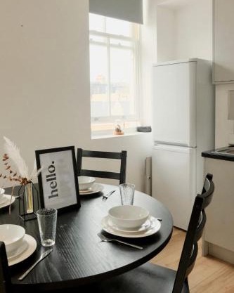 Amanah Properties - Stylish Retreat for Friends & Families Zone 1 Sleeps 5