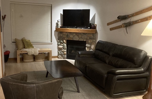 Amazing 2 Bedroom and 1 Bath Condo with Ski in/out Close to Silver Queen!