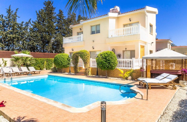 Amazing 5 Bedroom Villa, Heated Pool, Hot Tub, High End, Close to Village