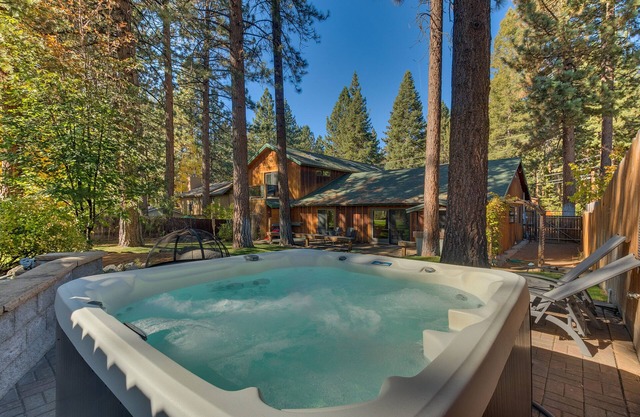 Amazing back yard for BBQing, private hot tub. Community Beach (ZC191)