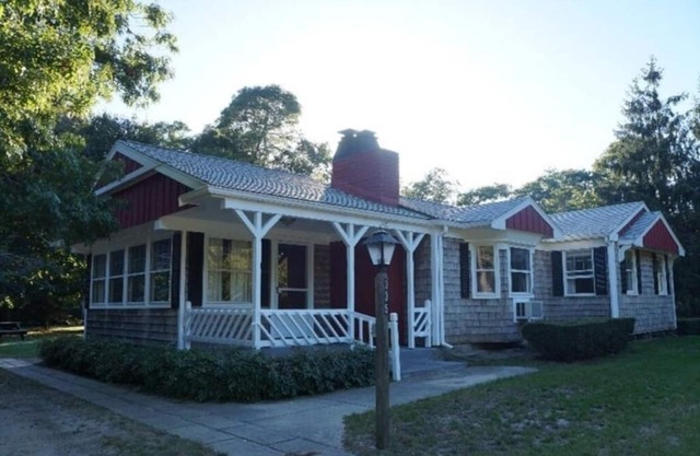 Amazing bay side ranch! Central Air-conditioning! 1/2 mile walk to beach!