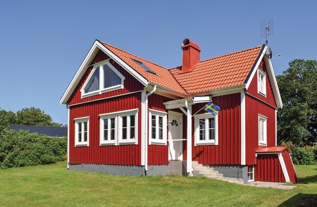 Amazing home in Bolmsö with lake view