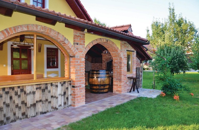 Amazing home in Gradac with WiFi