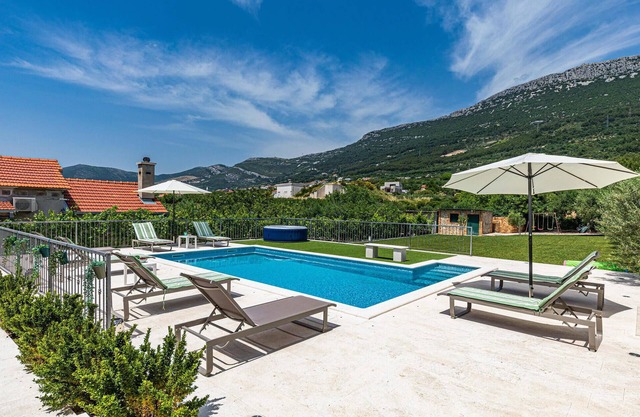 Amazing home in Kastel Luksic